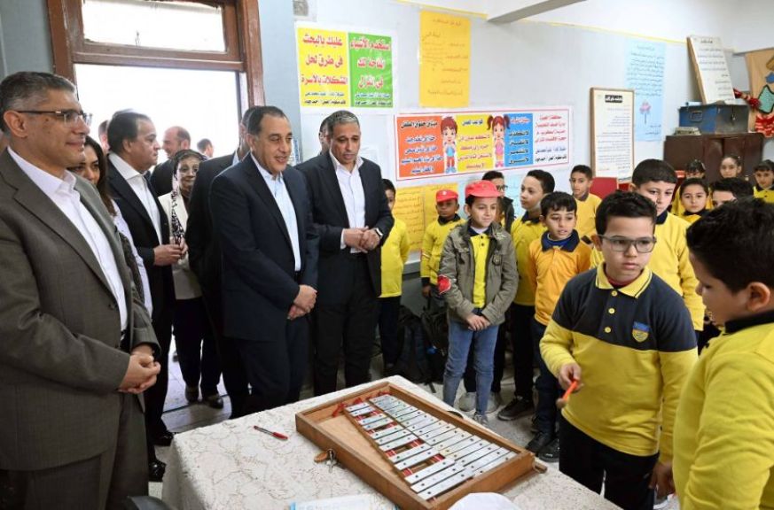 رئيس الوزراء يزور مدرسة أسكر الابتدائية على هامش جولته في قرى ”حياة كريمة” بالجيزة