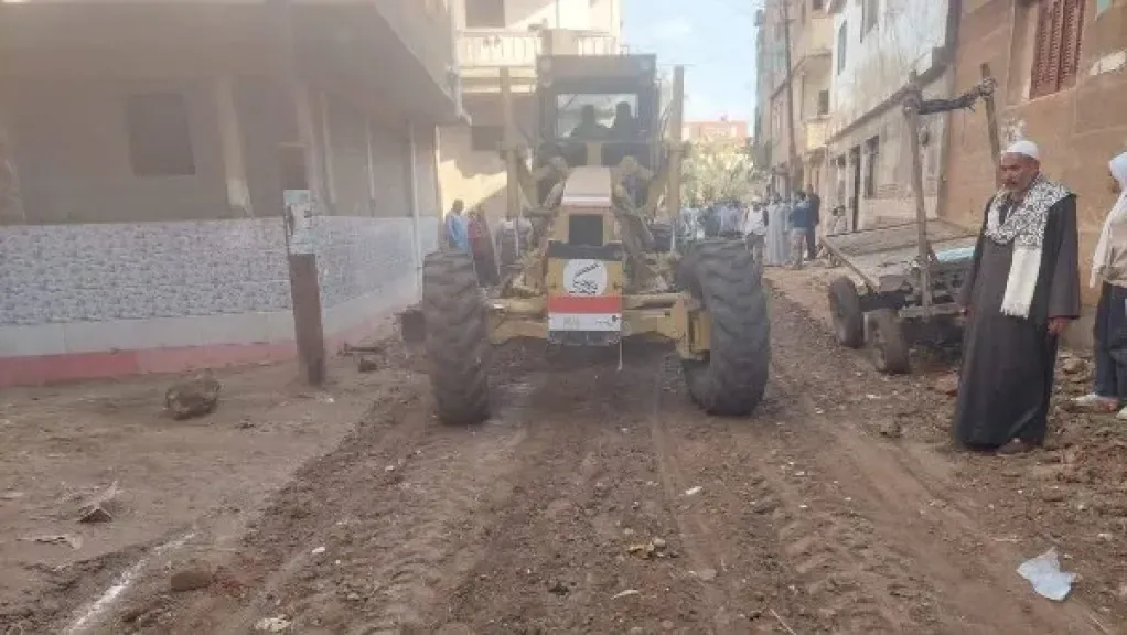 استجابة لشكاوى المواطنين| تمهيد وتسوية عدة طرق بمركز كفر الشيخ.. صور