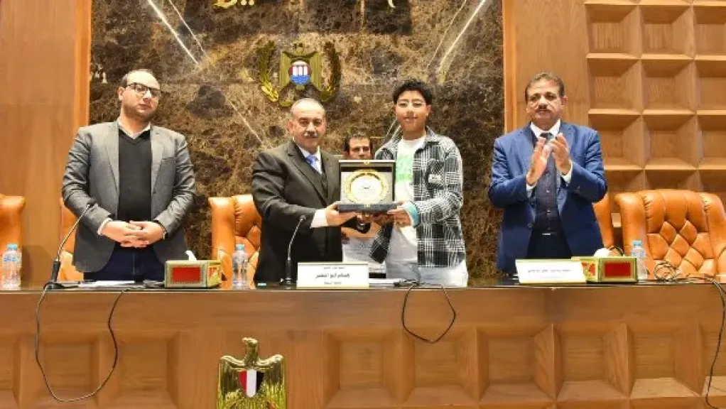 محافظ أسيوط يكرم طالبين لتفوقهما في مسابقات الابتكار والتكنولوجيا محليًا ودوليًا