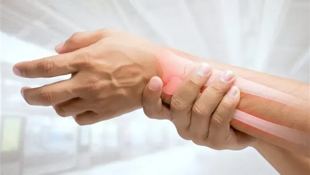 أخصائي يُحذر: نمط الحياة الكارثي وراء إصابة الشباب بشيخوخة العظام المبكرة