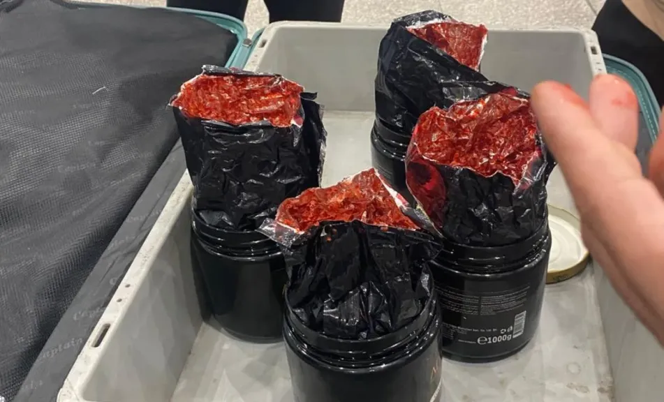 جمارك مطار القاهرة تتصدى لهجمات مهربي المخدرات بضبط 11 كيلو ونصف مجددا