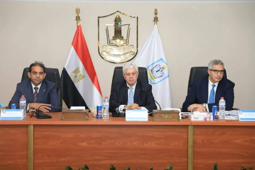 رئيس جامعة كفر الشيخ يشارك في اجتماع المجلس الأعلى للجامعات ببورسعيد