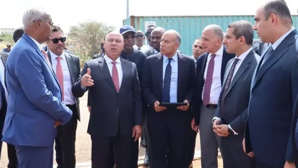 وزير الصناعة والنقل يزور مقر سلطة الموانئ والمناطق الحرة بجيبوتي ويشهد توقيع عدد من الاتفاقيات