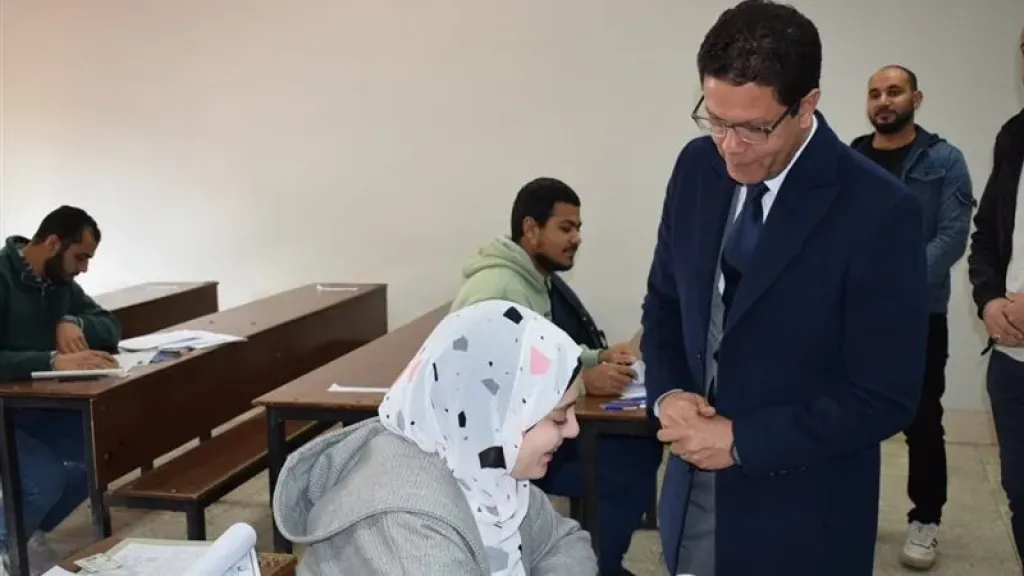 رئيس جامعة بنها يتفقد سير الامتحانات بكلية الهندسة بشبرا