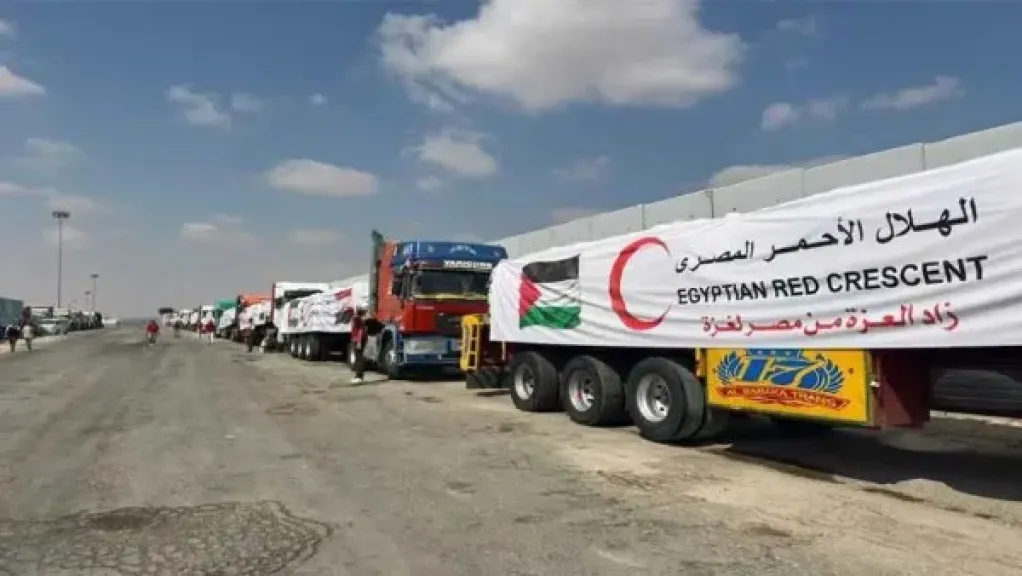 قافلة المساعدات الـ105 تدخل إلى الفلسطينيين بقطاع غزة