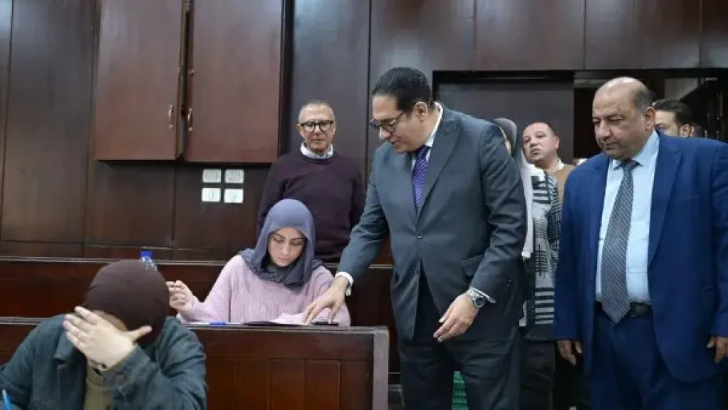 رئيس جامعة القاهرة يتفقد سير امتحانات الفصل الدراسي الأول بعدد من الكليات