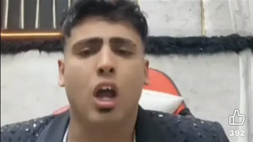 هتحبس ليه؟.. كروان مشاكل ينفي القبض عليه بفيديو من داخل منزله