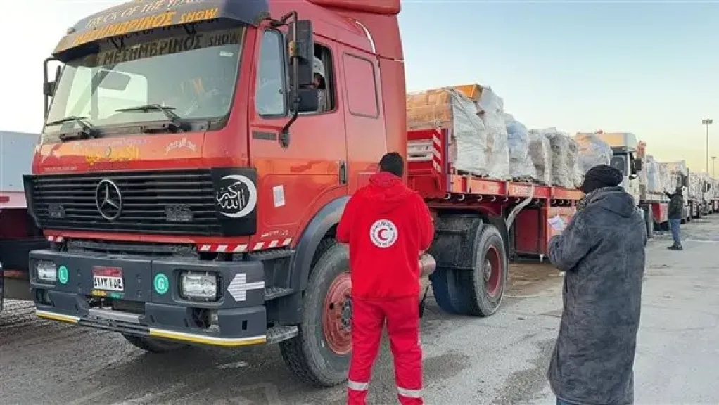 الهلال الأحمر المصري يُطلق قافلة «زاد العزة» 105 لـ غزة