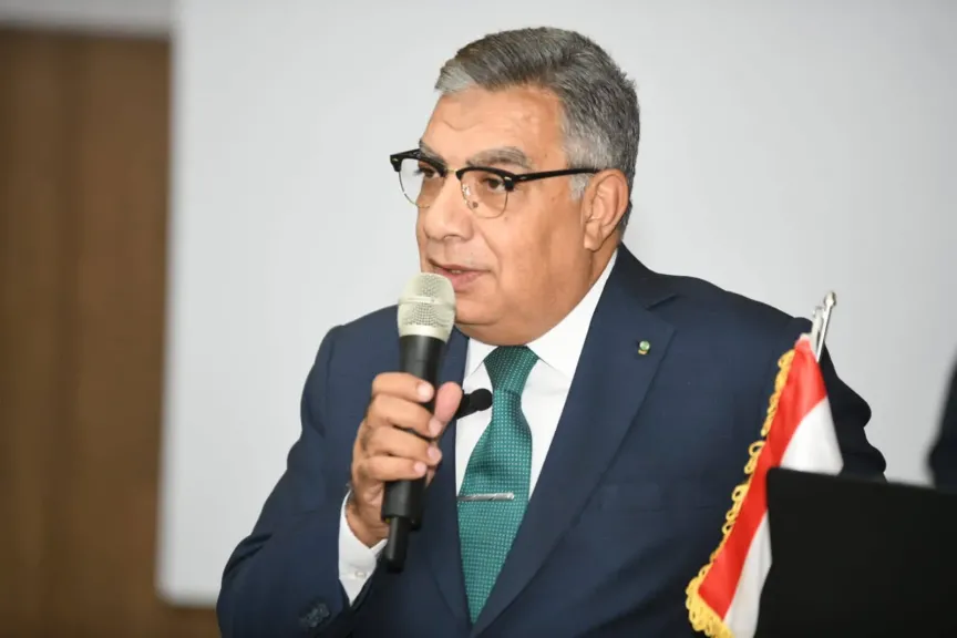 محافظ الدقهلية يتفقد مستشفى الصدر بالمنصورة خلال زيارة ميدانية ليلية