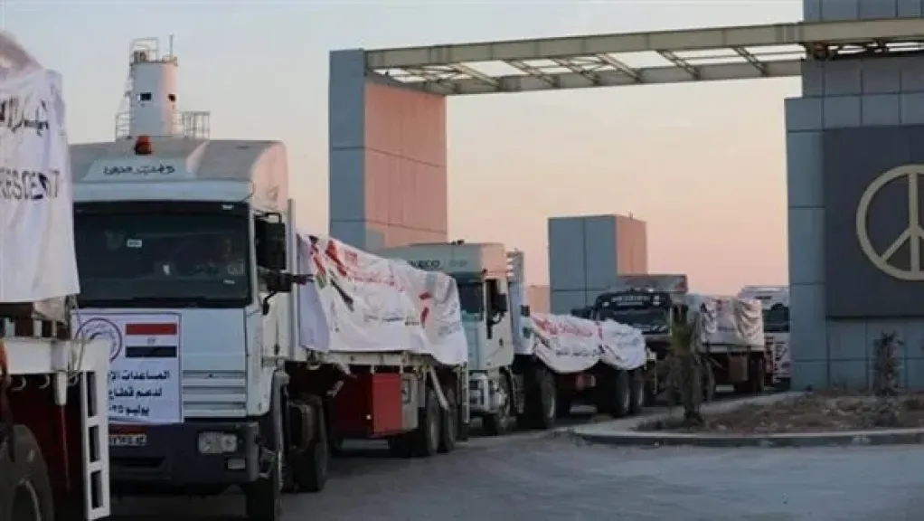 قافلة المساعدات الـ 107 تدخل إلى الفلسطينيين بقطاع غزة