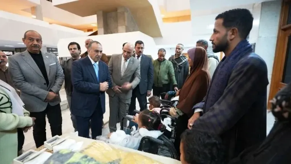 محافظ أسيوط يبدأ 2026 بتسليم كراسي وسماعات لذوي الهمم وبطاطين للعمالة