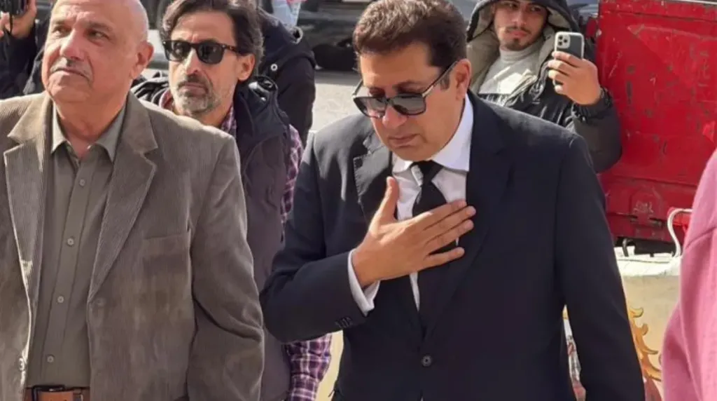 هاني رمزي باكيًا: والدتي أدتني حب كبير وأخدت من عمرها كتير