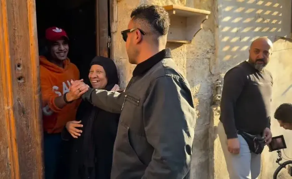 محمد إمام يتفاعل مع عائلة مصرية بسيطة أثناء تصوير الكينج