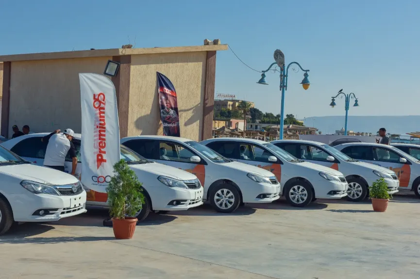 التعاون للبترول تدعم الأنشطة المجتمعية بالسويس وتوزع الدفعة الأخيرة من سيارات التاكسي