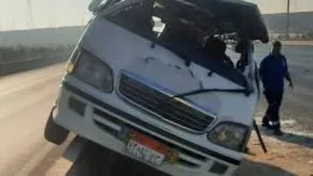 إصابة 5 أشخاص فى حادث انقلاب سيارة بطريق قنا الصحراوى