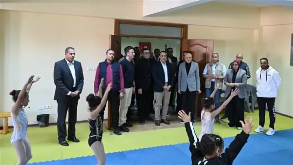 رئيس الوزراء يتفقد حمام السباحة الأوليمبي ”سيتي كلوب”