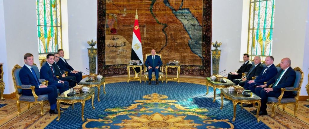 الرئيس السيسي يستقبل وفد فيفا في إطار الجولة الترويجية لكأس العالم.. صور