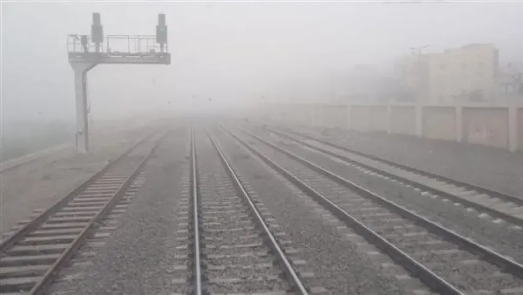 السكة الحديد: تطبيق إجراءات السلامة الخاصة بحركة القطارات لانخفاض مستوى الرؤية نتيجة الشبورة