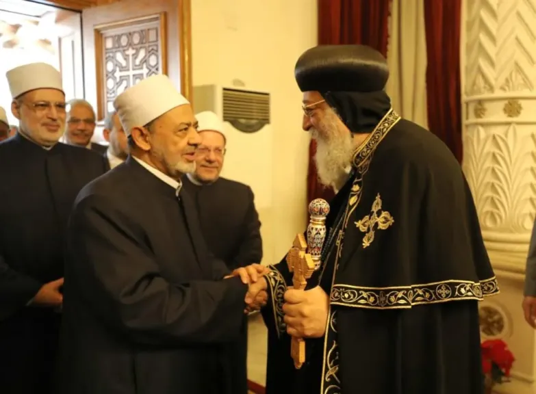 شيخ الأزهر خلال تهنئة البابا تواضروس بعيد الميلاد: العالم فقد حكمته وهذا نذير خطر