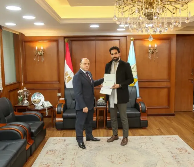 محافظ كفر الشيخ يُسلّم 9 عقود تقنين أراضي أملاك دولة للمستفيدين من المواطنين