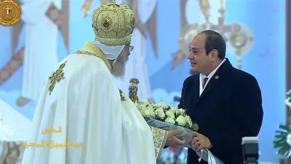الرئيس السيسي يهدي البابا تواضروس باقة من الورود