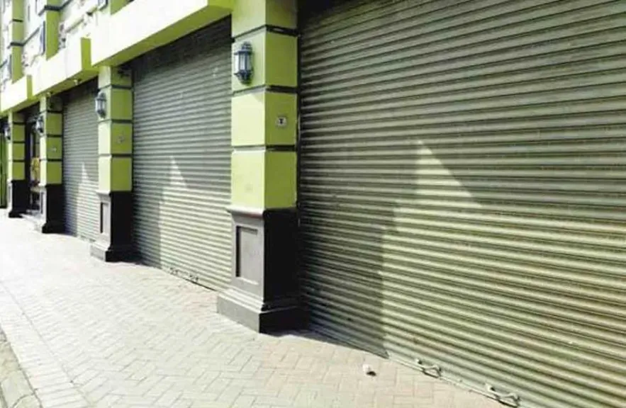 غلق 14 منشأة وتحصيل 73 ألف غرامات خلال حملات مكثفة لمواعيد الغلق بالإسكندرية