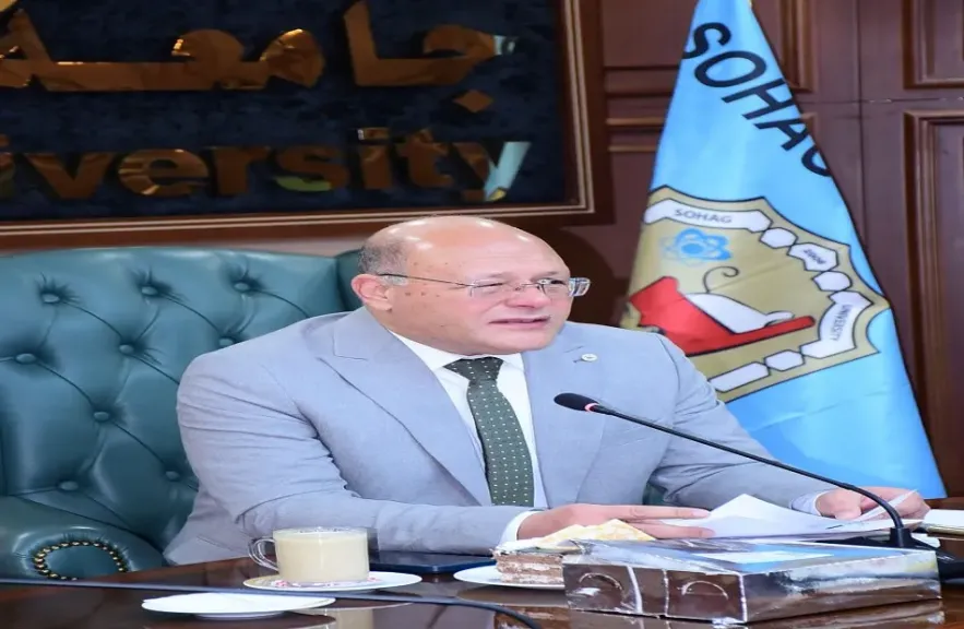 رئيس جامعة سوهاج يشارك البابا تواضروس والإخوة الأقباط الاحتفال بعيد الميلاد المجيد