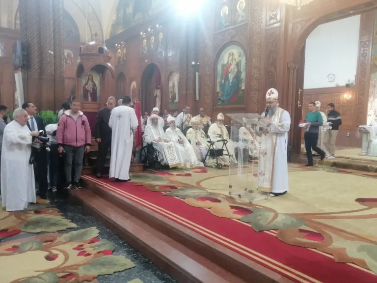 آلاف الأقباط يحتفلون بعيد الميلاد المجيد.. ومطران الفيوم يترأس قداس العيد