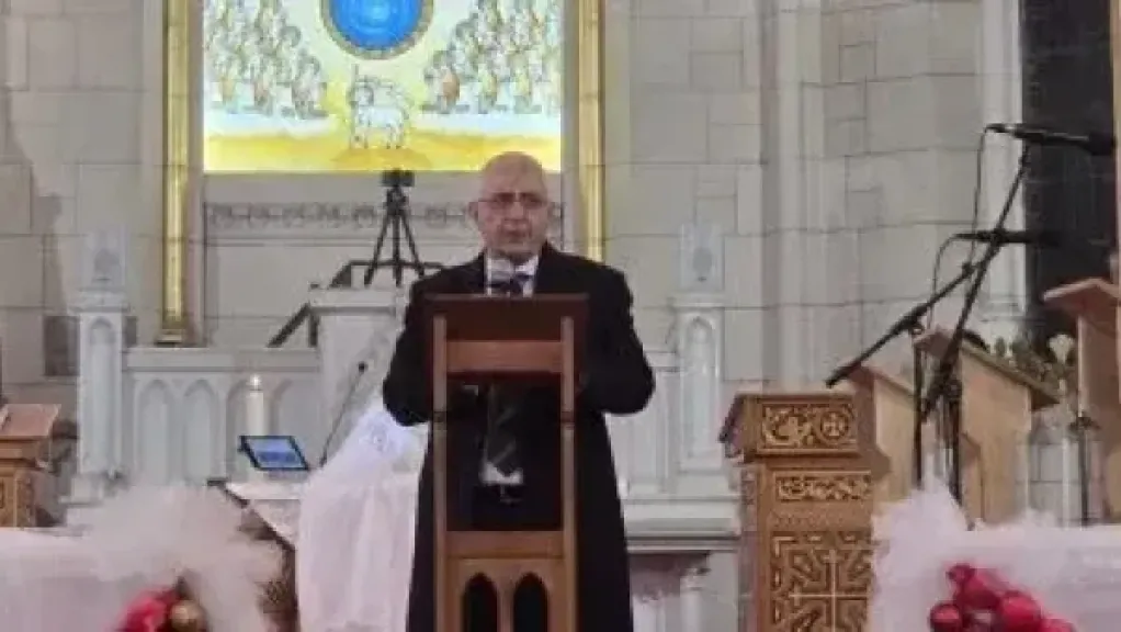 سفير مصر بفرنسا يهنئ الأنبا مارك أسقف باريس والجالية المصرية القبطية بعيد الميلاد