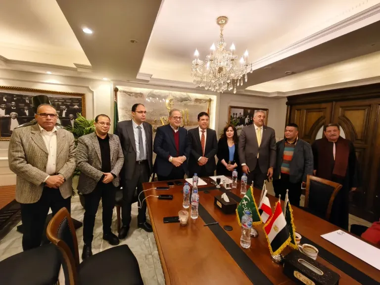 عصام صباحي يتقدم بأوراق ترشحه على مقعد رئاسة حزب الوفد