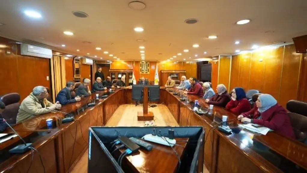 محافظ أسيوط يناقش مطالب مجلس أمناء وأولياء أمور مدرسة ثانوية بنات