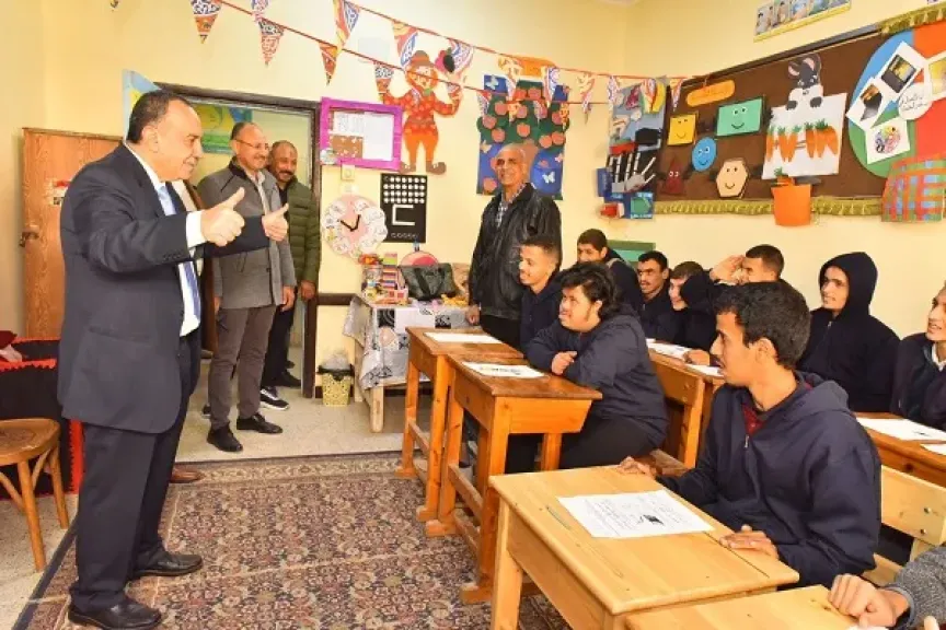 محافظ أسيوط يطمئن على انتظام امتحانات صفوف النقل