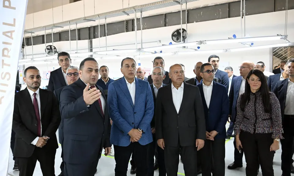 رئيس الوزراء يفتتح مصنع ”وامي فاشون” للملابس الجاهزة والمفروشات بمنطقة السخنة الصناعية