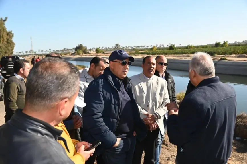 وزير الري يتفقد حالة المنظومة المائية بالبحيرة ويؤكد: ندرس عمل مصيدة للأعشاب والمخلفات