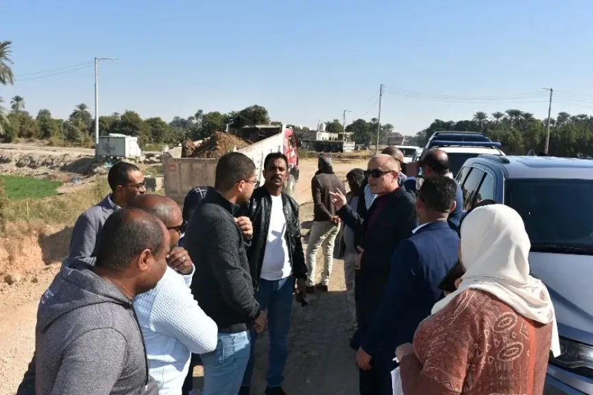 محافظ الأقصر يتابع المراسي ومشروعات الصرف الصحي والطرق بالبياضية.. صور