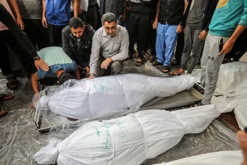 استشهاد وإصابة 5 فلسطينيين في قصف إسرائيلي على مركبة وسط قطاع غزة