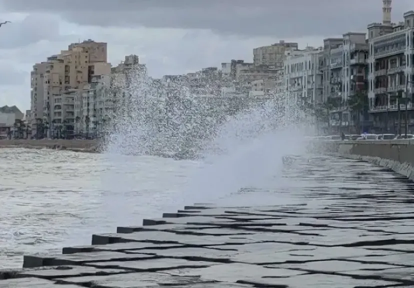 الإسكندرية تشهد نوة الفيضة الكبرى وسط استعدادات موسعة لمواجهة آثارها