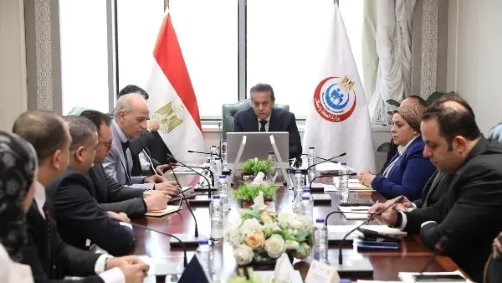 الصحة تبحث إنشاء مركز متخصص لجراحات إعادة استبدال المفاصل المزروعة سابقا