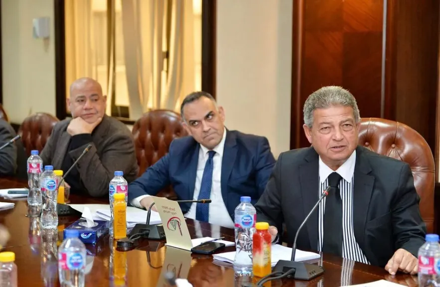 رئيس «الأعلى للإعلام» يُناقش مع أعضاء «لجنة الصياغة» التقرير النهائي للجنة تطوير الإعلام