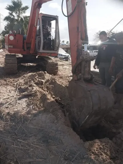 إصلاح كسر مفاجئ بماسورة مياه بمنطقة العاشر في جمصة