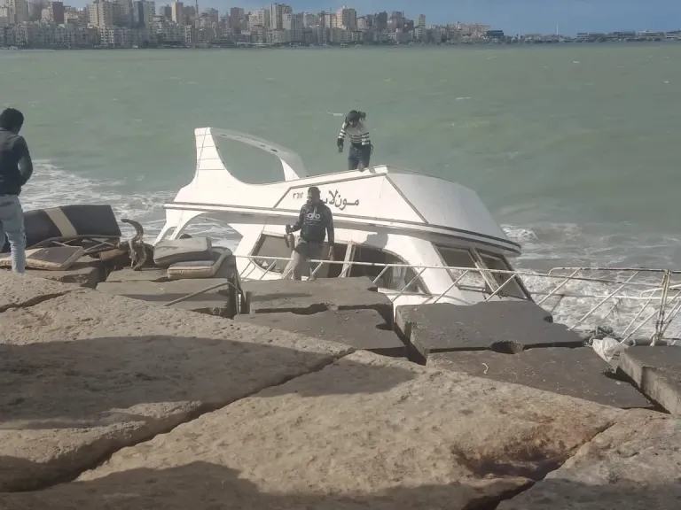 الرياح العنيفة تجرف مركبا سياحيا لصخور محطة الرمل بالإسكندرية