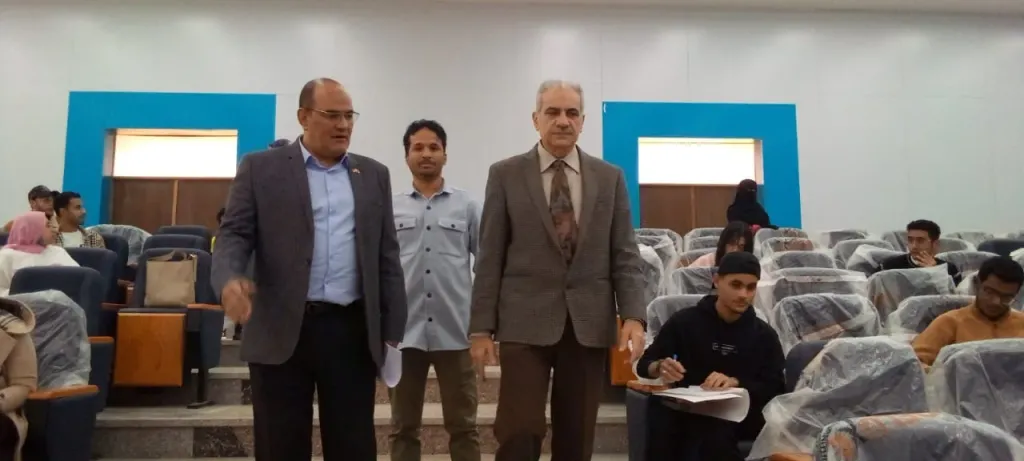 رئيس جامعة أسوان يتفقد امتحانات كلية الألسن.. صور