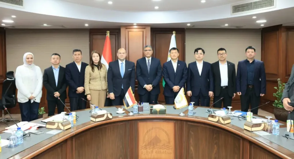 ​محافظ الجيزة يبحث مع وفد صيني تعزيز الاستثمارات الصناعية بـ ”عرب أبو ساعد” بالصف