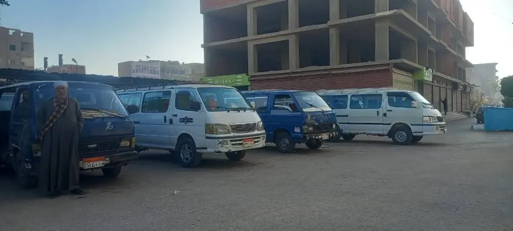 رئيس مركز طهطا يتابع مواقف السيارات العامة.. وتخصيص أرقام تليفونات لتلقي الشكاوى