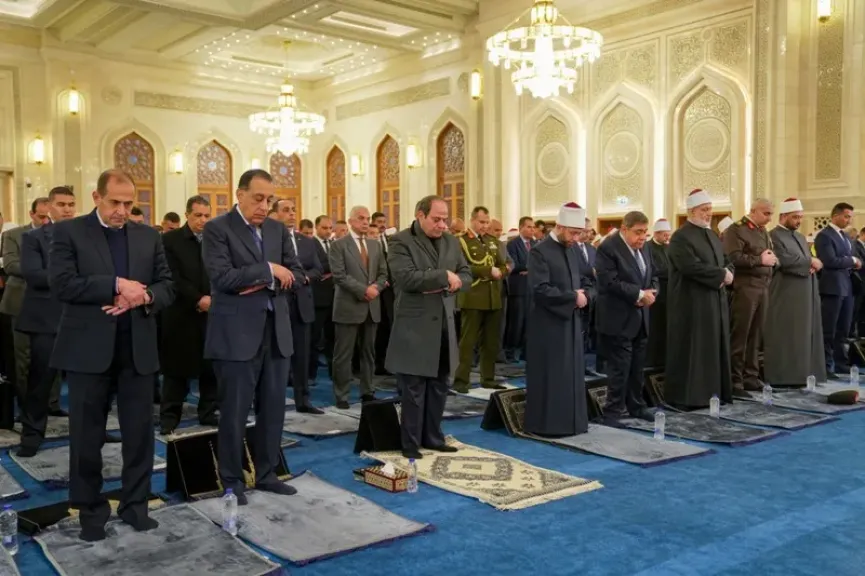 الرئيس السيسي يؤدي صلاة الفجر بمسجد العزيز الحكيم بالمقطم إيذانًا بافتتاح المسجد