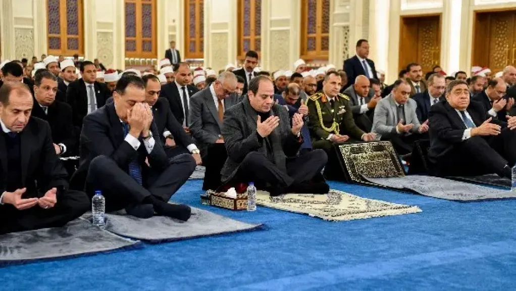 الرئيس السيسي يتفقد مسجد العزيز الحكيم بالمقطم.. منارة جديدة ومؤسسة دينية متكاملة