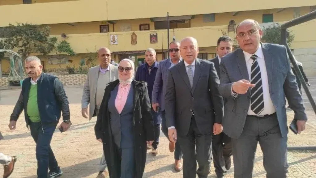 محافظ القاهرة يتفقد لجان الامتحانات للتأكد من انتظام العملية الامتحانية بمدرسة الشهيد محمود مجدى الاعدادية
