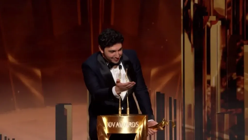 محمد فضل شاكر يحصد جائزة الصوت الجديد المفضل في Joy Awards.. ويهديها لوالده