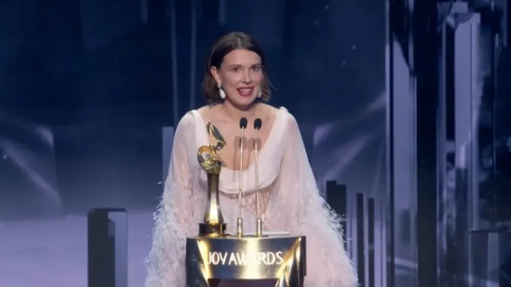 ميلي بوبي براون تفوز بجائزة شخصية العام في حفل Joy Awards