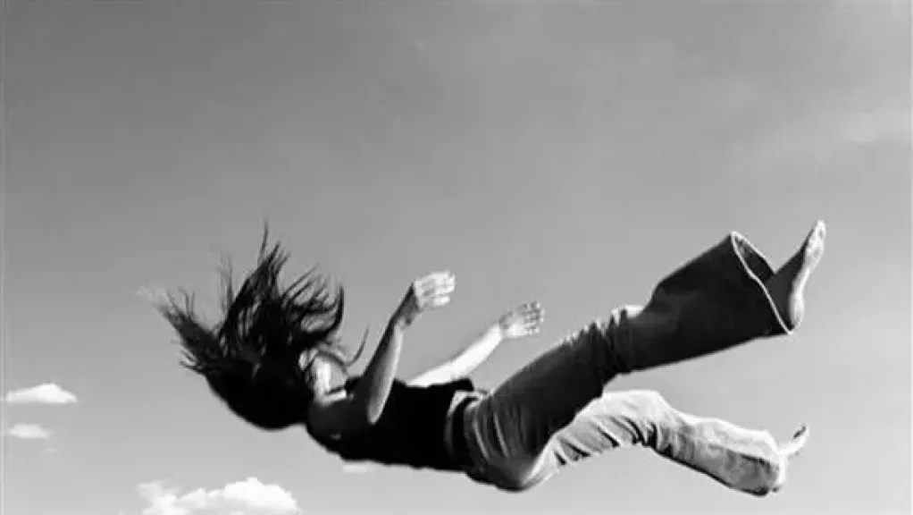 فتاة تتخلص من حياتها بالقفز من الطابق الرابع بعقار في الجيزة